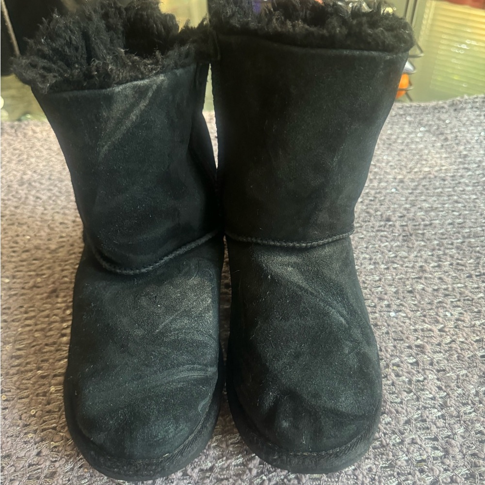 Girls Ugg boot with bow tie on the back. Authentic